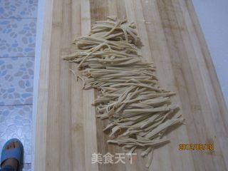 家常小菜——凉拌干丝的做法步骤：1
