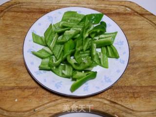 辣椒木耳炒鸡蛋的做法步骤：1