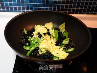 辣椒木耳炒鸡蛋的做法步骤：7