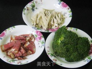 西兰花茶干炒腊肉的做法步骤：1