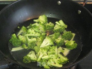 西兰花茶干炒腊肉的做法步骤：2