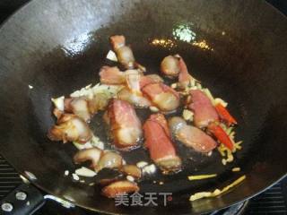 西兰花茶干炒腊肉的做法步骤：4