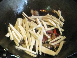 西兰花茶干炒腊肉的做法步骤：5