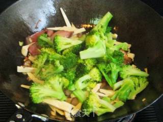 西兰花茶干炒腊肉的做法步骤：6