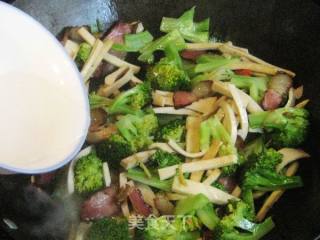 西兰花茶干炒腊肉的做法步骤：7