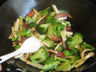 西兰花茶干炒腊肉的做法步骤：8