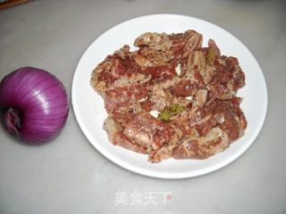 葱香黑椒牛仔骨的做法步骤：1
