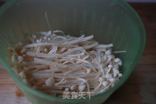 凉拌香油金针菇的做法步骤：1