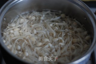 凉拌香油金针菇的做法步骤：2