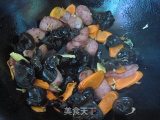 包米笋炒香肠的做法步骤：5