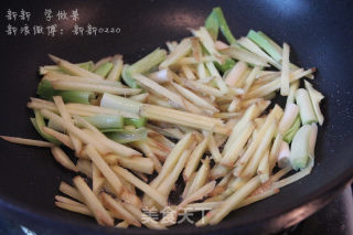 非常简单的炒姜肉的做法步骤：2