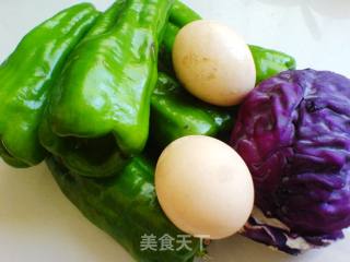 新式青椒炒蛋的做法步骤：1