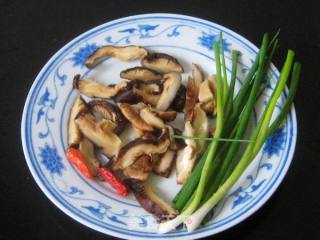 香菇手撕包菜的做法步骤：2