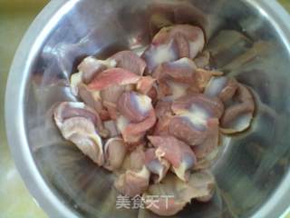 小炒鸡胗。新学的做法。一般般哦~的做法步骤：1