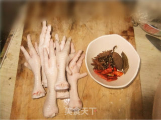 卤鸡脚的做法步骤：1