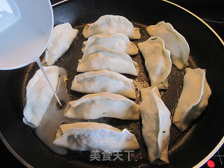 韭菜鸡蛋锅贴的做法步骤：11