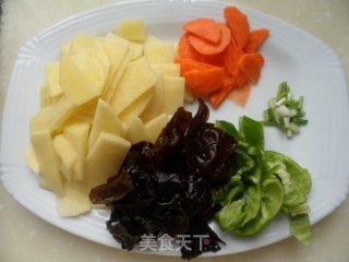 土豆木耳炒肉丝的做法步骤：2