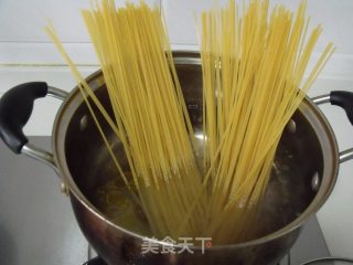 番茄培根意大利面的做法步骤：1