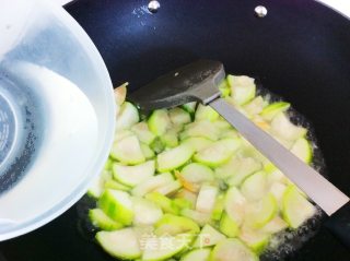 让丝瓜的清甜彻底爆发——金针菇烧丝瓜的做法步骤：5
