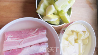 小窍门烧出红亮入口即化的红烧肉——{酥皮土豆炖肉}的做法步骤：2