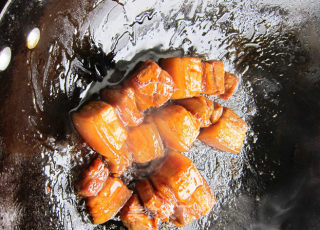 小窍门烧出红亮入口即化的红烧肉——{酥皮土豆炖肉}的做法步骤：11