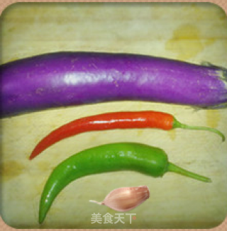 青红椒拌茄子 少油的做法步骤：1