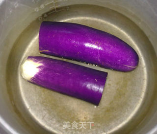 青红椒拌茄子 少油的做法步骤：2