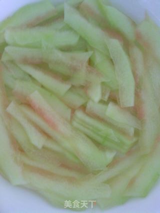 家常小菜——西瓜皮拌蛋皮的做法步骤：2