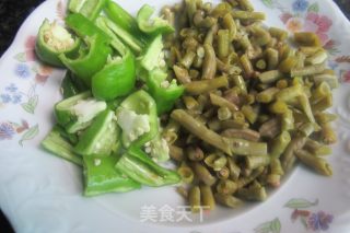 咸豆角炒子鸭的做法步骤：1