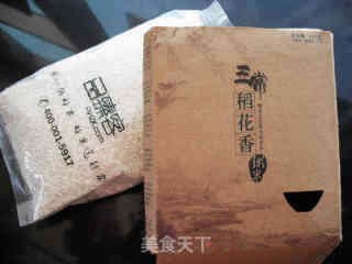 清香扑鼻的莴笋叶皮蛋粥的做法步骤：1