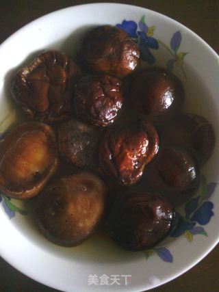 家常小菜——香菇烧鸡翅的做法步骤：3
