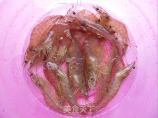 鲜虾牛筋丸砂锅粥的做法步骤：2