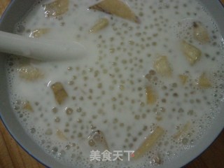 香蕉西米露的做法步骤：2