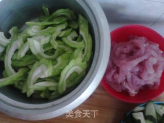 苦瓜炒肉丝的做法步骤：1