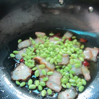 鲜黄豆炒腊肉的做法步骤：5