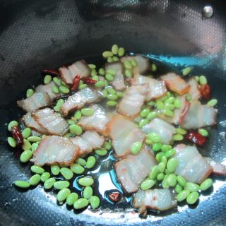 鲜黄豆炒腊肉的做法步骤：6