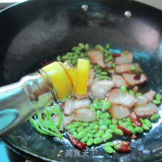 鲜黄豆炒腊肉的做法步骤：7