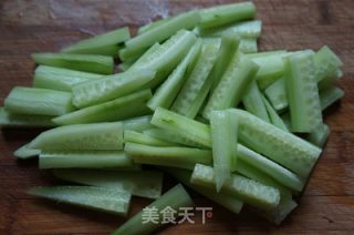 呛拌黄瓜的做法步骤：1