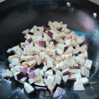 这个季节常吃茄------换种口味新吃法------腊肉炒茄丁的做法步骤：6