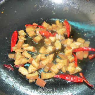 这个季节常吃茄------换种口味新吃法------腊肉炒茄丁的做法步骤：7