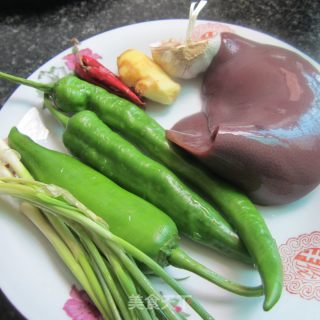 辣椒炒猪肝的做法步骤：1