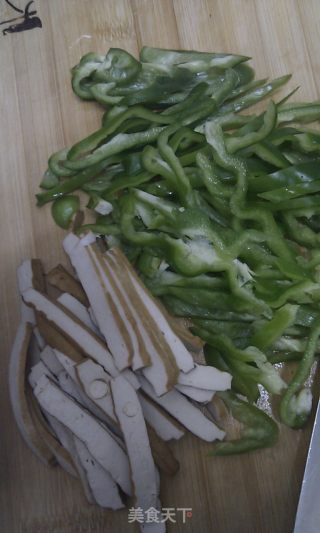 清爽下饭菜——青椒炒香干的做法步骤：1