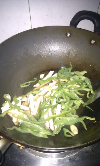 清爽下饭菜——青椒炒香干的做法步骤：2
