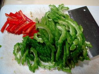 肉末炒苦瓜的做法步骤：1