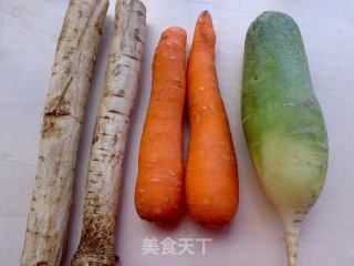 青红萝卜牛蒡汤的做法步骤：1