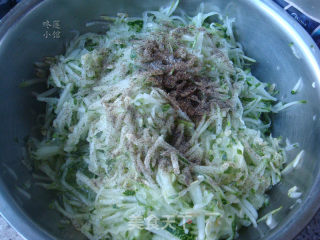 黄瓜丝面糊饼的做法步骤：3