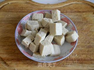 冻豆腐烧大肠的做法步骤：2