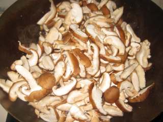 香菇炒肉的做法步骤：7