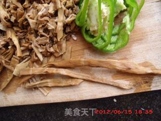 野生小笋干炒肉的做法步骤：2
