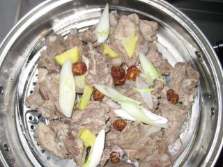 糖醋排骨的做法步骤：2